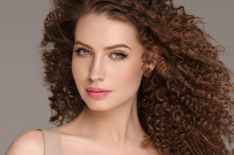 Créez des boucles naturelles : Comment boucler ses cheveux sans chaleur ?