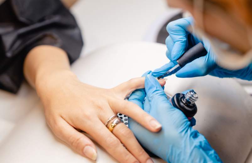 Guide étape par étape Comment enlever des faux ongles en gel ? Instantanés Futiles