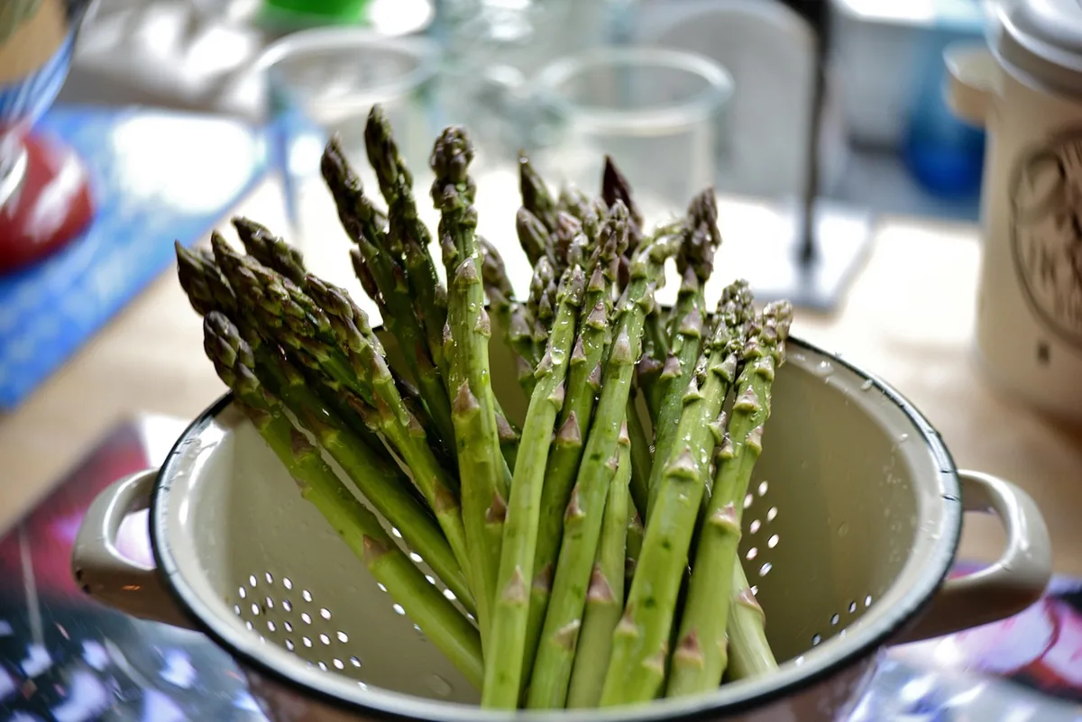 Assiette équilibrée avec légumes, céréales complètes et protéines maigres