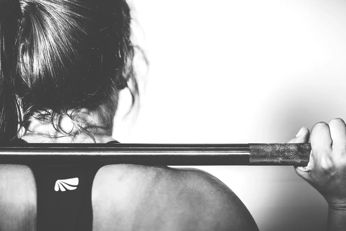 Personne en tenue de sport faisant une promenade ou un exercice léger en extérieur